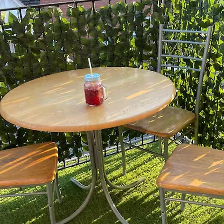 Daire 1-bed Sleeps 4 Old Trafford Nearby *