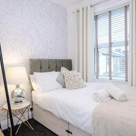 Beautiful 4bd Home, Sleeps 8, Parking, Manchester, Perfect For Groups