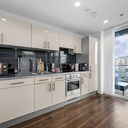 Apartment Waterfront Panorama - 2br + Balcony, Near Stadium Manchester