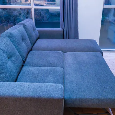 Whole Two Bed, One Bedroom With Riverside View - Secure Parking - Close To Centre And Old Trafford شقة