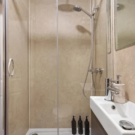 Appartamento Modern 4 Bedroom House For 9 Guests With Free Parking By The Cosy Corner Nationwide *