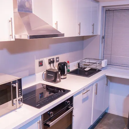 Whole Two Bed, One Bedroom With Riverside View - Secure Parking - Close To Centre And Old Trafford * مانشستر