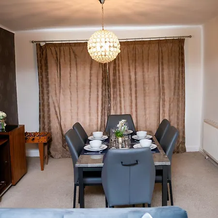 Modern & Spacious 4 Bedroom Residence In Manchester