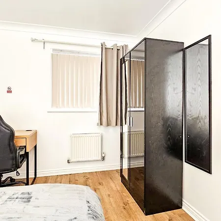 Deluxe 4-bed Near Etihad & C0-0p Arena, Parking X 2 Cars Or Vans, Sleeps 9