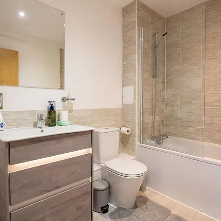 Modern Two Bedroom For Five With On-site Parking In Salford מנצ'סטר