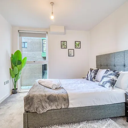 Executive With Sleek Modern Aesthetic Apartament Manchester