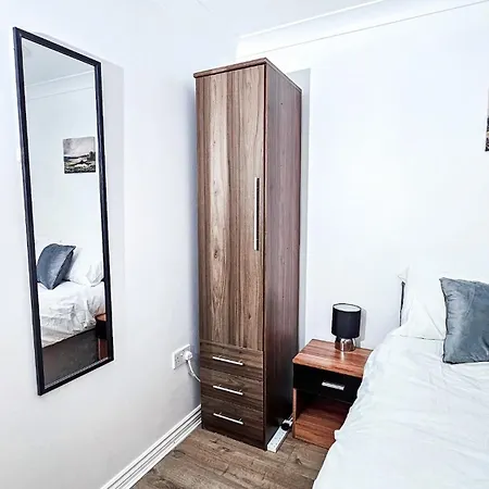 Deluxe 4-bed Near Etihad & C0-0p Arena, Parking X 2 Cars Or Vans, Sleeps 9 *
