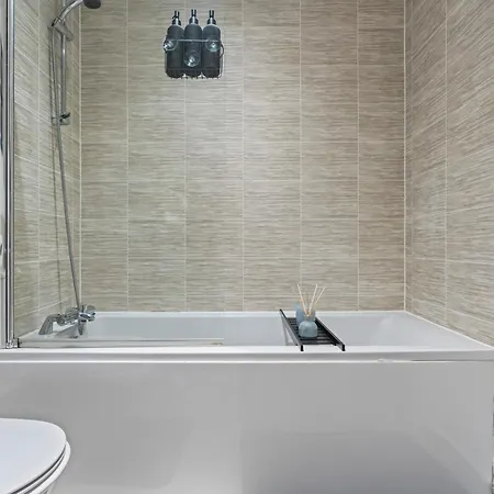 Modern 1-bed Centre Flat - Balcony & Parking דירה