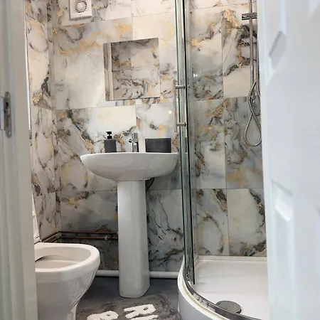 The Emerald 1br Near Etihad & Coop Live Apartment