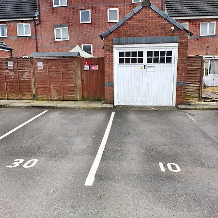 Deluxe 4-bed Near Etihad Stadium & C0-0p Arena, Sleeps 9 مانشستر