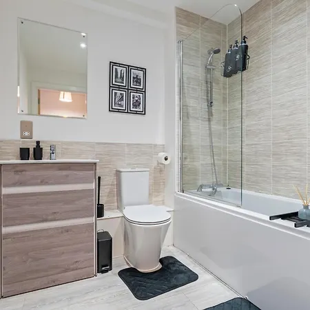 Modern 1-bed Centre Flat - Balcony & Parking דירה
