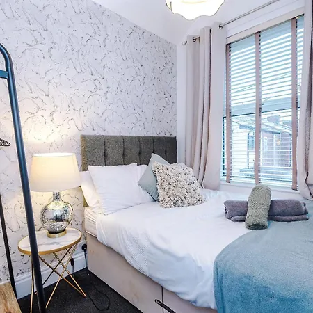 Beautiful 4bd Home, Sleeps 8, Parking, Manchester, Perfect For Groups Lägenhet