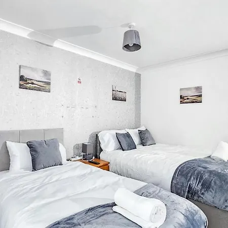Deluxe 4-bed Near Etihad & C0-0p Arena, Parking X 2 Cars Or Vans, Sleeps 9 *