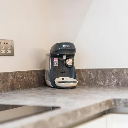 Modern 1-bed Centre Flat - Balcony & Parking *