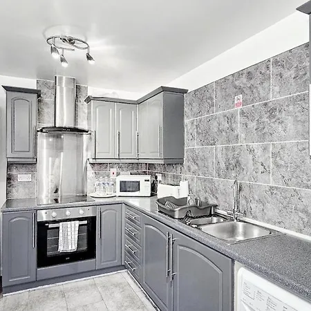 Deluxe 4-bed Near Etihad & C0-0p Arena, Parking X 2 Cars Or Vans, Sleeps 9 * Manchester