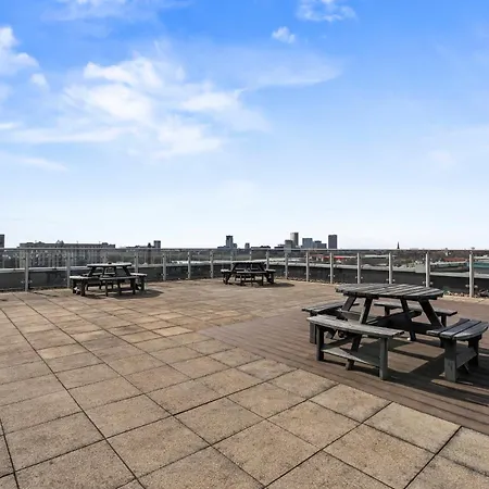 Modern 1-bed Centre Flat - Balcony & Parking דירה *