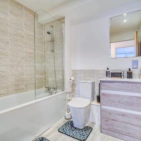 Executive With Sleek Modern Aesthetic Apartament Manchester