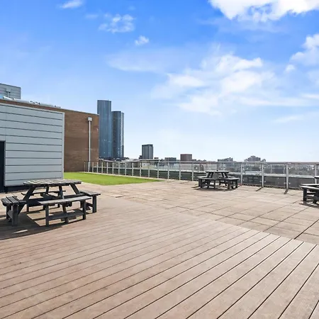 Modern 1-bed Centre Flat - Balcony & Parking *