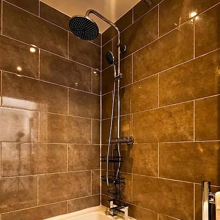 Deluxe 4-bed Near Etihad & C0-0p Arena, Parking X 2 Cars Or Vans, Sleeps 9 Apartment Manchester
