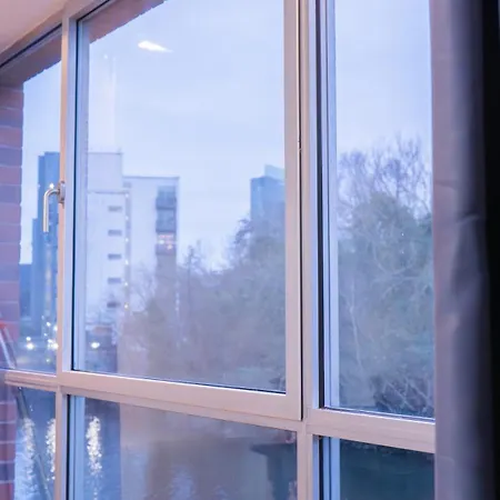 Апартаменты Whole Two Bed, One Bedroom With Riverside View - Secure Parking - Close To Centre And Old Trafford