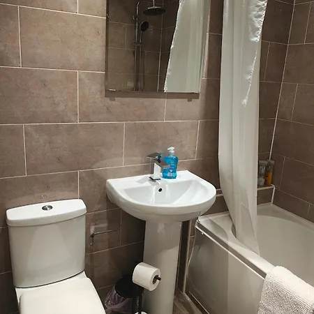 Deluxe 4-bed Near Etihad & C0-0p Arena, Parking X 2 Cars Or Vans, Sleeps 9 *