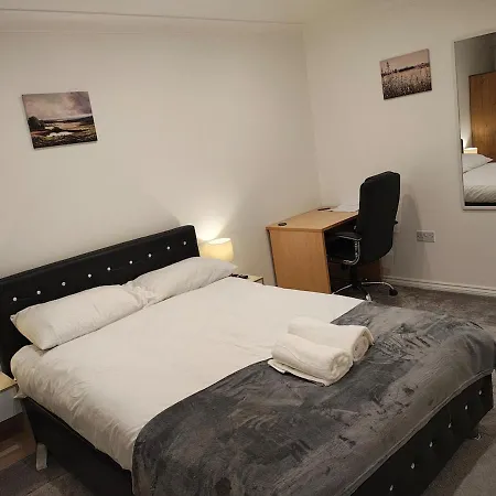 Deluxe 4-bed Near Etihad & C0-0p Arena, Parking X 2 Cars Or Vans, Sleeps 9 * Manchester