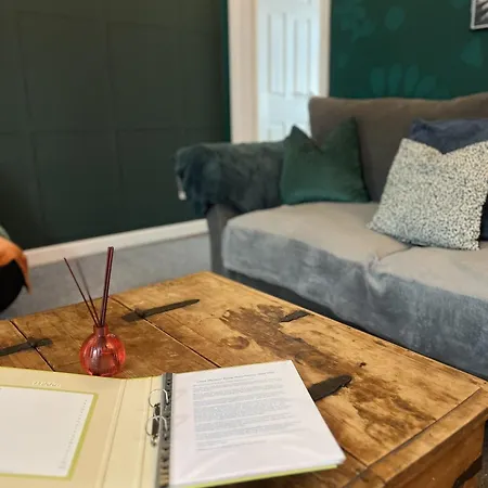 The Hive 2-bed With Kitchen And Private Bathroom In Lively Monton Village - Sleeps 4 - Free Wifi - Parking Nearby *