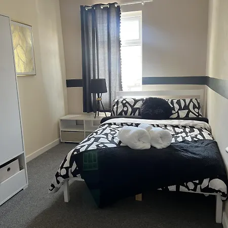 Lejlighed The Hive 2-bed With Kitchen And Private Bathroom In Lively Monton Village - Sleeps 4 - Free Wifi - Parking Nearby