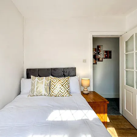 5br Jacuzzi, Garden & Parking Nyaraló