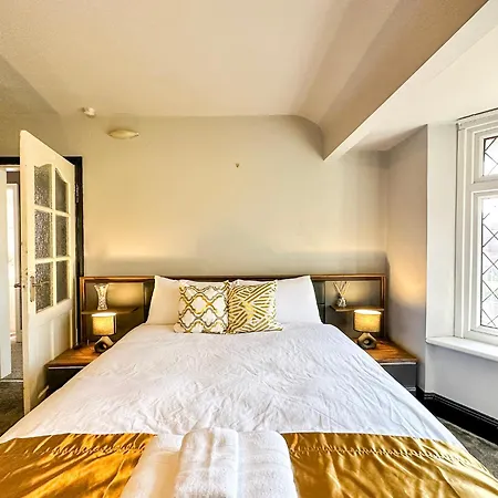 5br Jacuzzi, Garden & Parking * Manchester