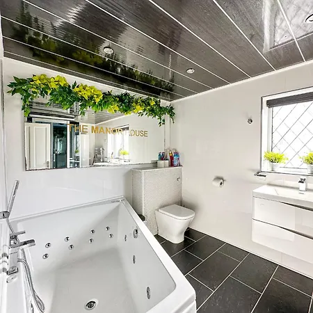 5br Jacuzzi, Garden & Parking Nyaraló