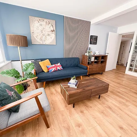 Spacious 2br 2ba Centre Sleeps 5 *