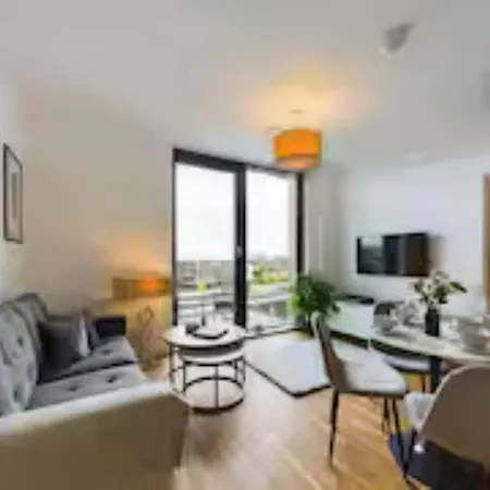 New! 2 Bedroom Flat In Waters By With Us, Perfect For Families, Couples & Groups, Free Private Parking! דירה