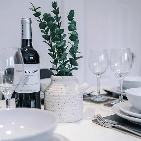 Spacious 2-bed 5mins To Co-op Live & Etihad Campus W Free Parking Hébergement de vacances Manchester