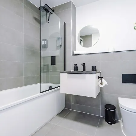 Modern 2br W Secure Parking Salford Appartement