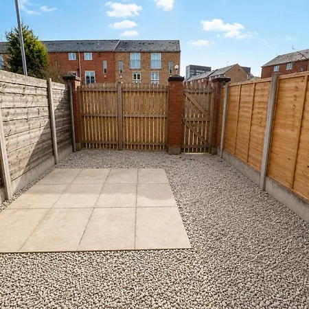 Holiday home Large 5-bed Centre Townhouse With Secure Parking *