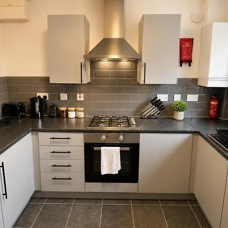 3 Bedroom House With Parking * Manchester