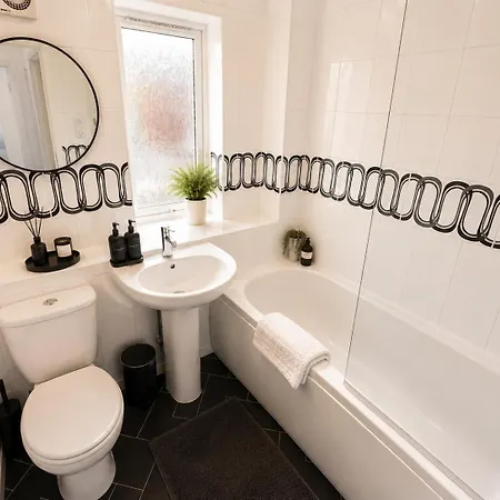 3 Bedroom House With Parking Ferienhaus