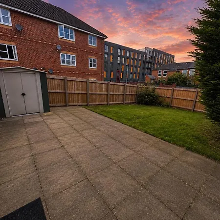 3 Bedroom House With Parking Manchester