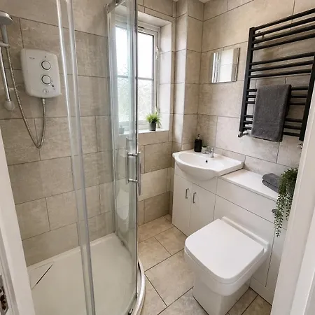 Vakantiehuis Spacious 3-bedroom House With 5 Beds And Sofa-bed