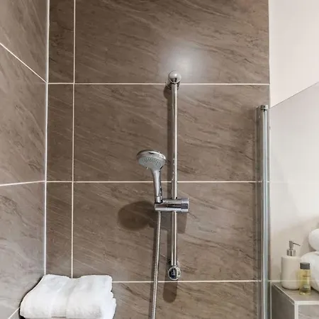 Lovely 1 Bed In - Sleeps 2 *