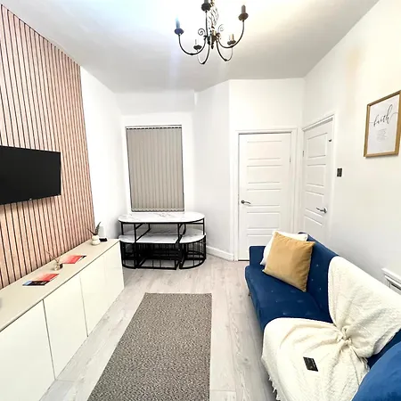 Cozy Spacious Home, Rest Retreat In Style, Free Parking And Wifi Holiday home *