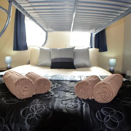 Schuster House Guest house *