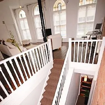 Bed & Breakfast Lushpads