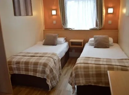 Отель Westlynn & Free Parking Near Centre 3*