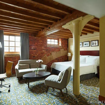 Marriott Victoria & Hotel 4*