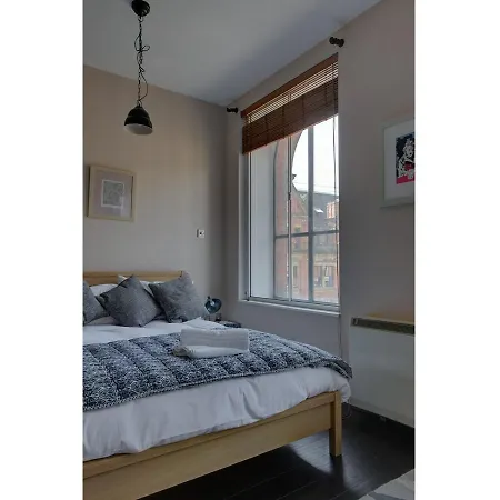 Apartment Greater Warehouse For Up To 4 *