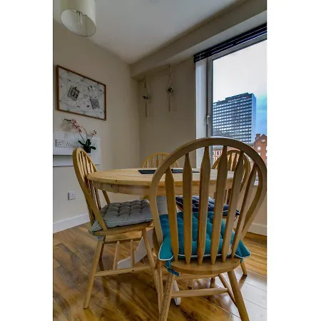 Stylish And Charming City Centre Apt For 6 *