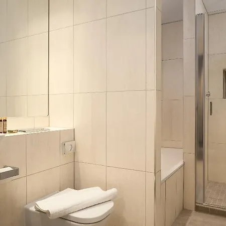 Roomzzz Victoria מלון דירות