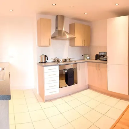 Modern 2 Bedroom In City Centre With Balcony Apartmán